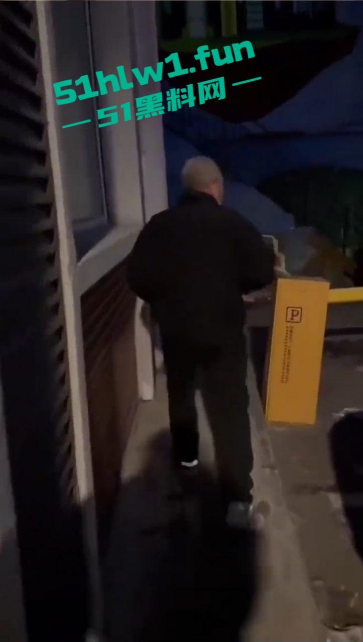 长春奇葩老头厕所偷窥放尿，天天跑错厕所骚扰娘们，跑路还想长四条腿真是老不正经！-1