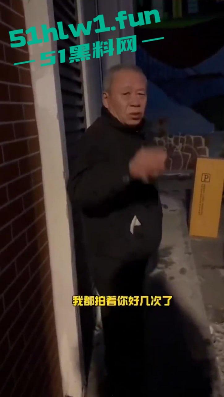 长春奇葩老头厕所偷窥放尿，天天跑错厕所骚扰娘们，跑路还想长四条腿真是老不正经！-5