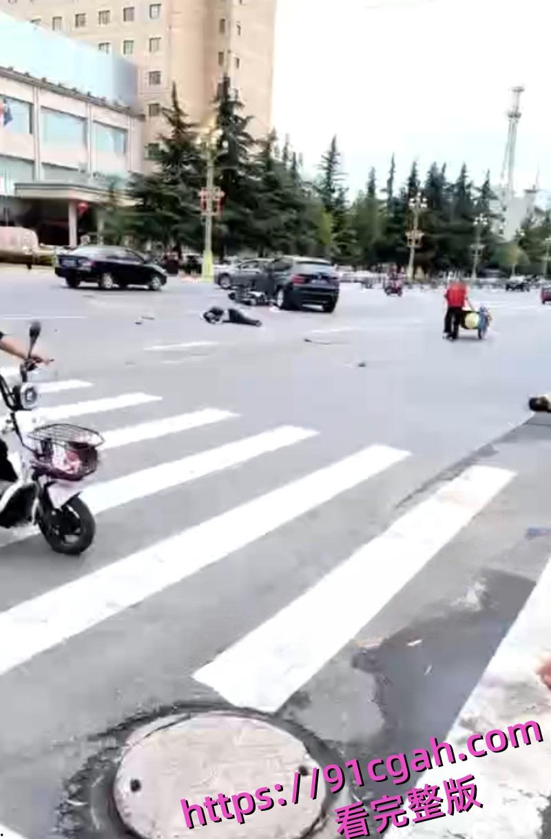 陕西宝鸡凤翔区党支部书记 张春凤 因丈夫出轨当众驾车怒撞小三 不料伤及多位无辜市民！-4