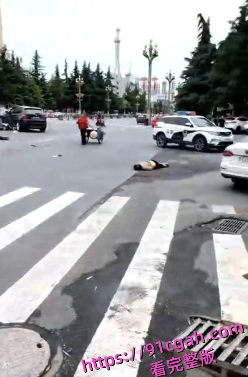 陕西宝鸡凤翔区党支部书记 张春凤 因丈夫出轨当众驾车怒撞小三 不料伤及多位无辜市民！-5