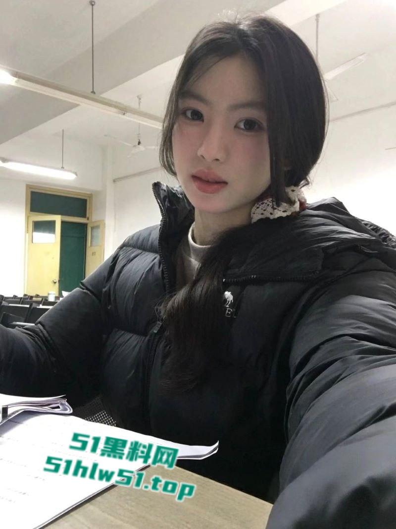 湖南清纯学生妹惨遭精神黄毛做爱，私密拍摄视频曝光，身材娇小曲线撩人，白虎嫩穴被黄毛无套爆操淫叫连连！-2