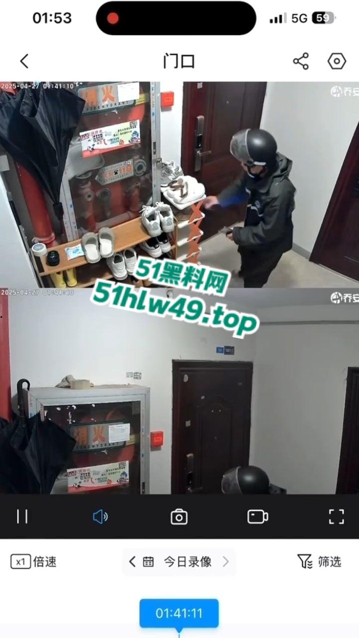 南通恋物变态男，在门口狂舔女鞋都快被大哥舔湿，变态真多可是喜欢臭脚鞋子的变态可是奇观。-6