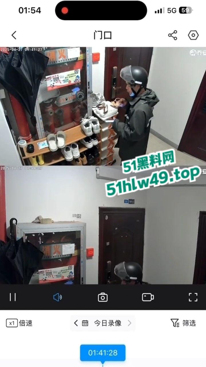 南通恋物变态男，在门口狂舔女鞋都快被大哥舔湿，变态真多可是喜欢臭脚鞋子的变态可是奇观。-8