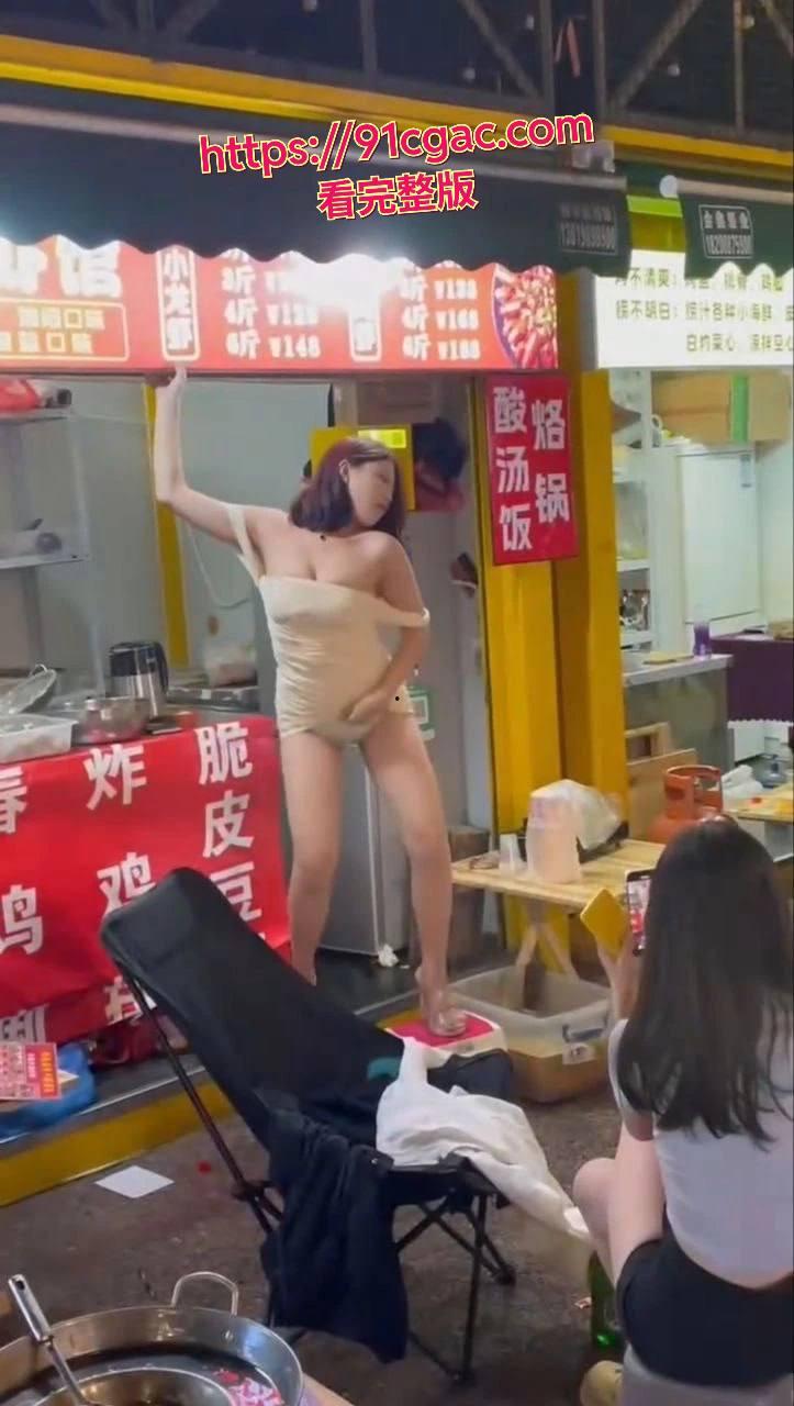 卷出新高度！昆明豆豆龙虾馆老板娘大跳艳舞揽客火爆全网-1