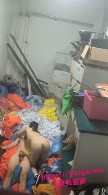 大连市第二十四中学学生仓库做爱被偷拍-4