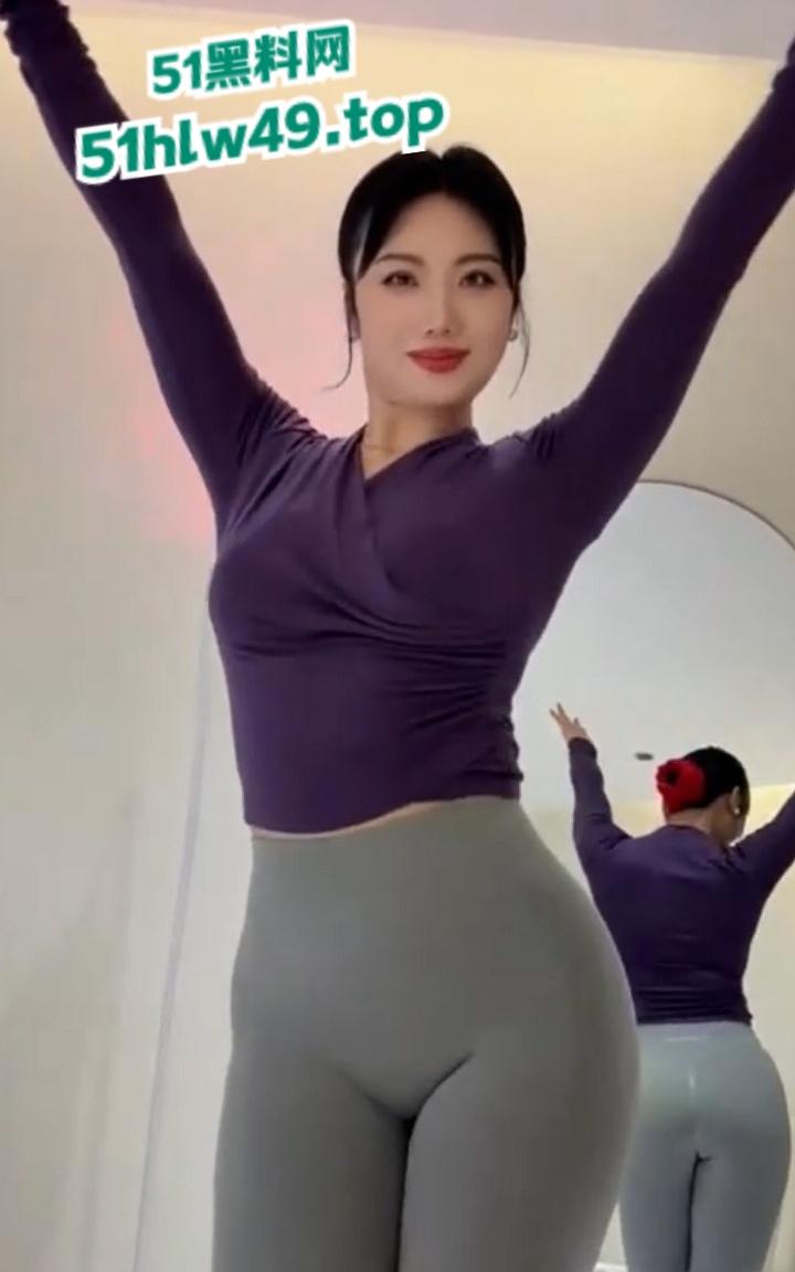 抖音粗腿公主【维拉思羽】高价定制裸舞视频流出，激情四射露奶露逼扭动着腰臀诱惑至极！-3