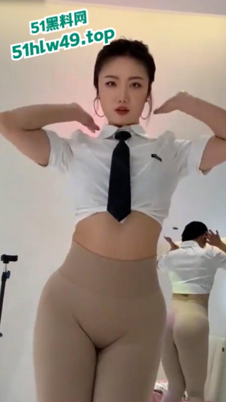 抖音粗腿公主【维拉思羽】高价定制裸舞视频流出，激情四射露奶露逼扭动着腰臀诱惑至极！-7