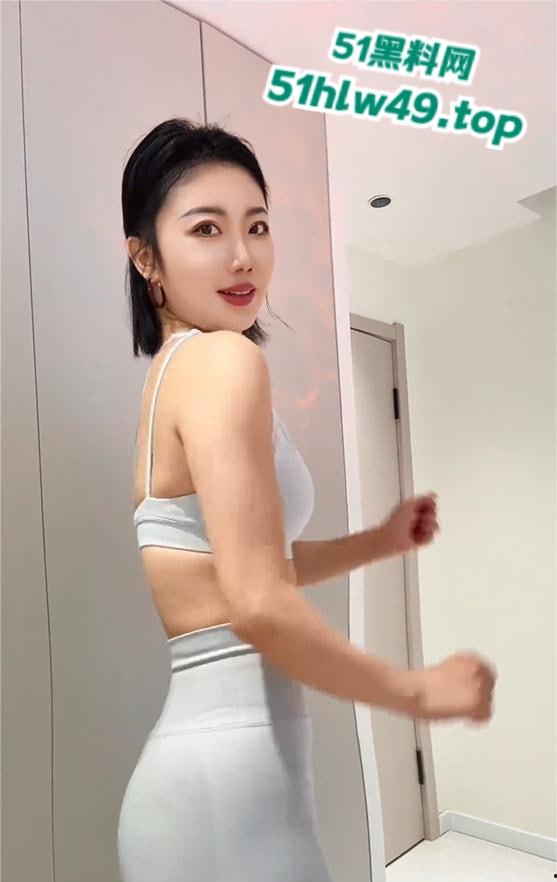 抖音粗腿公主【维拉思羽】高价定制裸舞视频流出，激情四射露奶露逼扭动着腰臀诱惑至极！-8