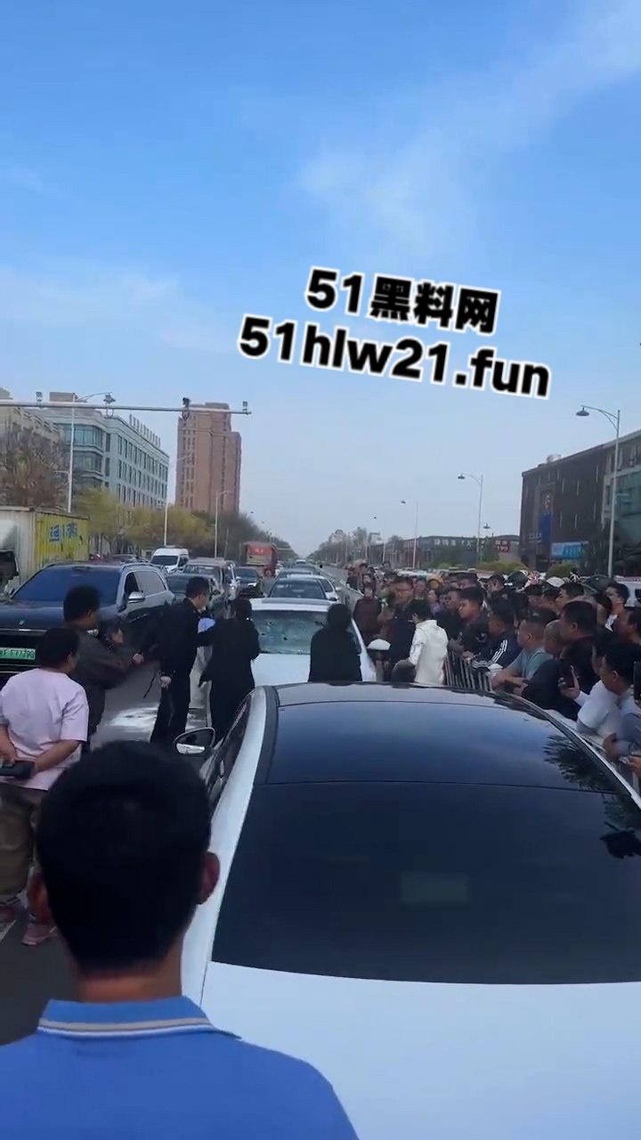 河北邢台爆发妻妾大战，原配怒砸小三车，楚楚可怜的小三被砸碎车玻璃大露骚脸！-4