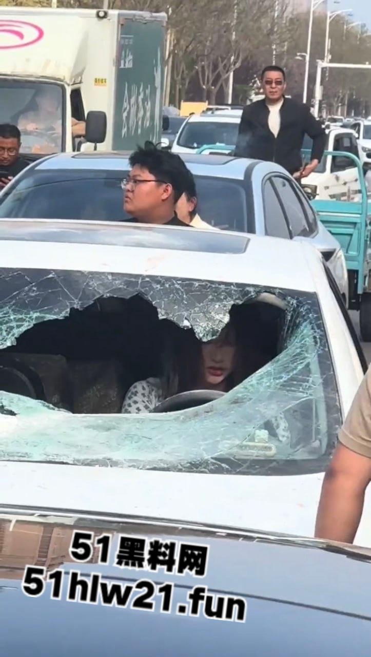 河北邢台爆发妻妾大战，原配怒砸小三车，楚楚可怜的小三被砸碎车玻璃大露骚脸！-5