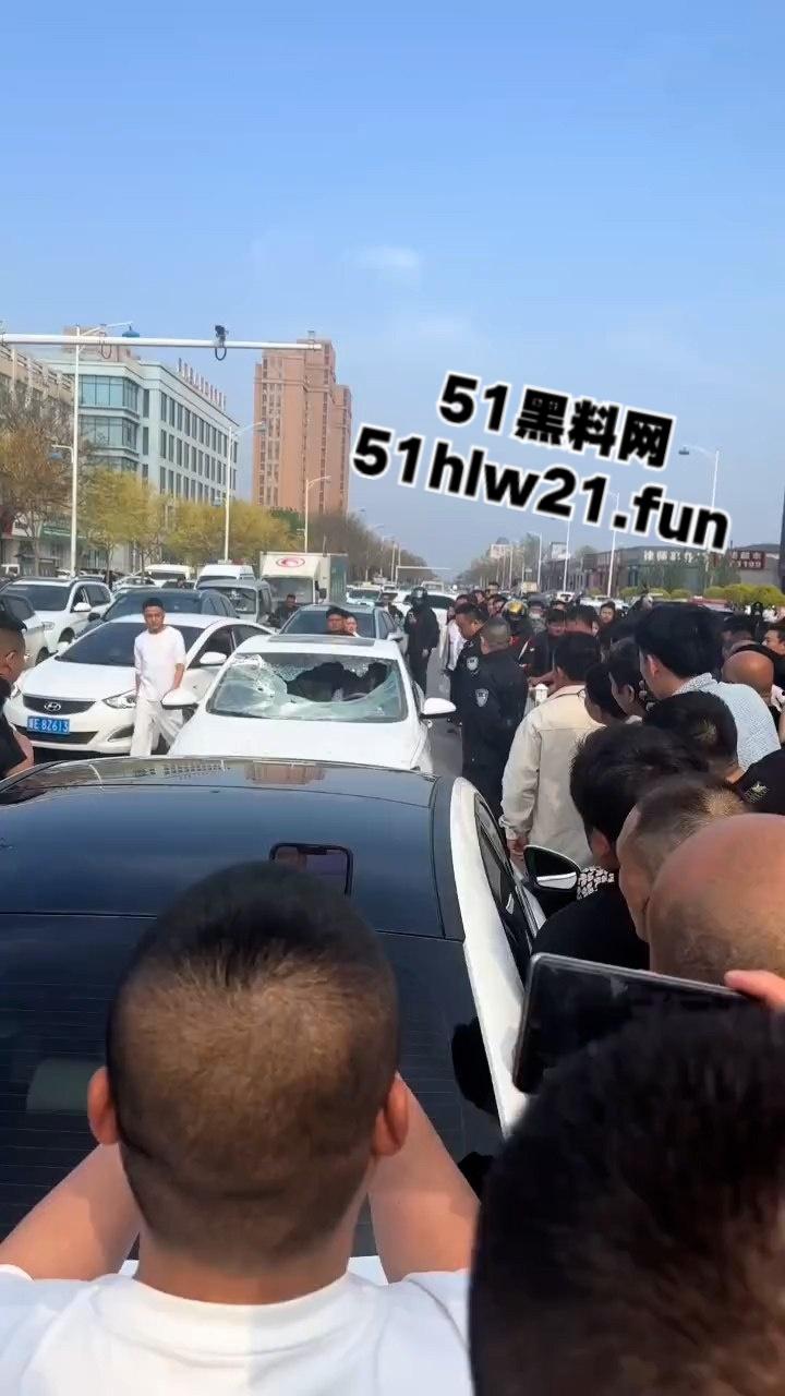 河北邢台爆发妻妾大战，原配怒砸小三车，楚楚可怜的小三被砸碎车玻璃大露骚脸！-6