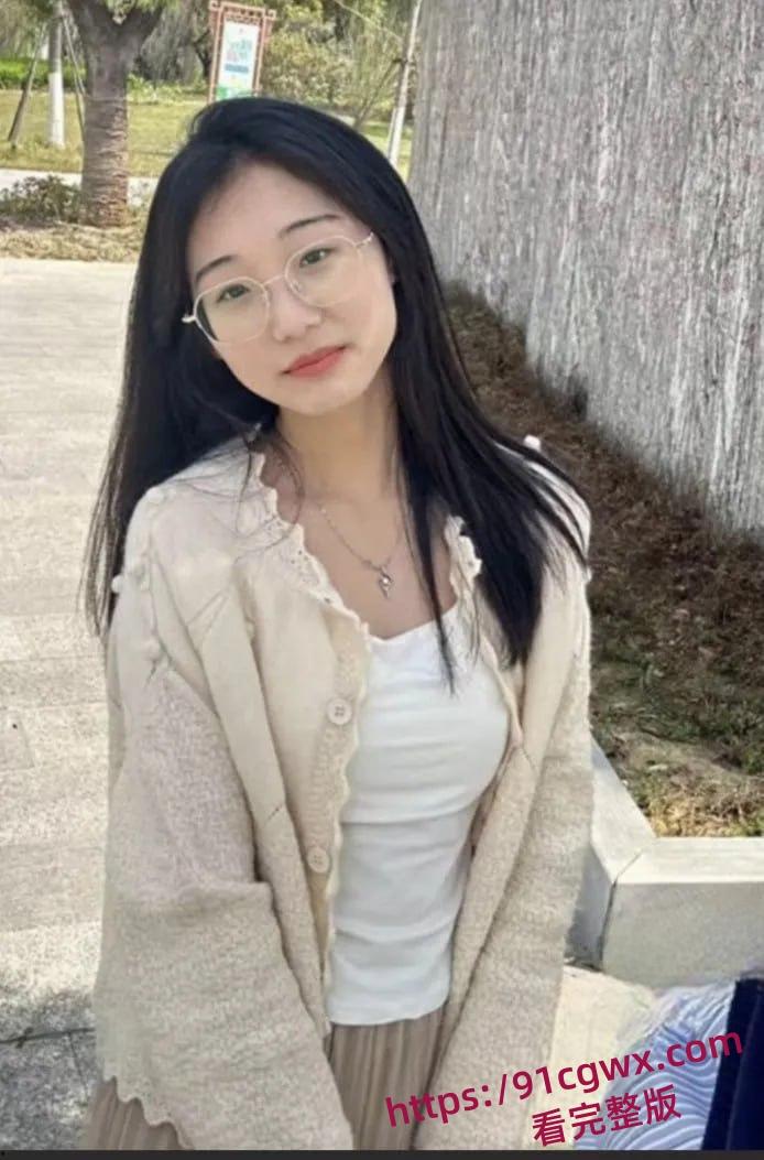 湖北科技学院女大学生霍西梅酒店约炮眼镜妹主动骑乘抽插视频流出-4