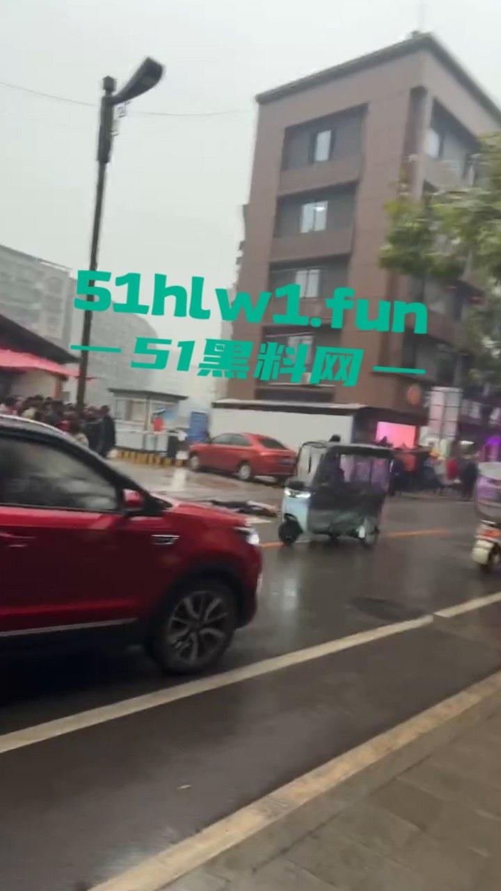 四川蓬安已婚女子装单身骗财骗爱被上头男持刀捅死，原配老公惨遭连坐一家归西。-1