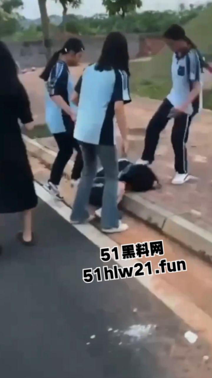 广西南宁三中，女学生遭同学霸凌殴打，打人精神小妹身材被扒8名殴打人员已被逮捕拘留。-5