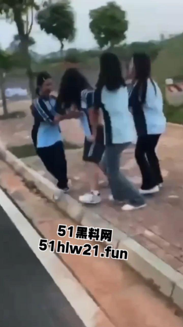广西南宁三中，女学生遭同学霸凌殴打，打人精神小妹身材被扒8名殴打人员已被逮捕拘留。-6