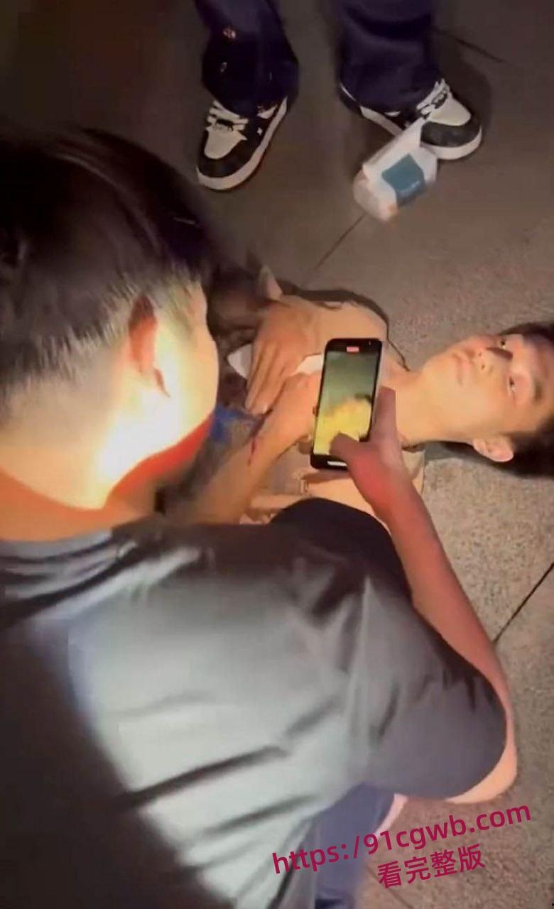 精神小伙家暴反被刀妹女友捅穿 血溅三尺聊天记录曝光 从PUA辱骂到彻底反杀 女孩一刀致命！-2