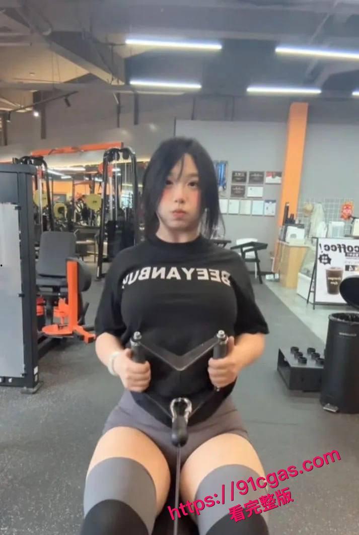 南京航空大学极品巨乳学生妹被金主包养，超辣身材摆拍画面太炸了-3