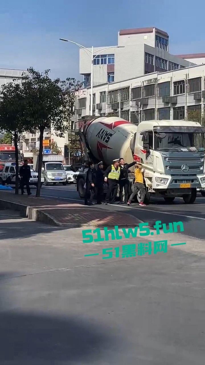 汕头市突发惨烈车祸！妙龄妹遭渣土车碾压头而过当场爆浆，场面惨不忍睹。-2