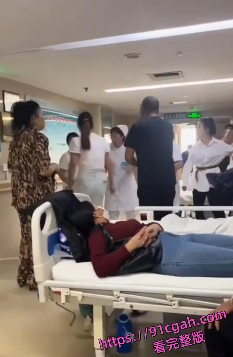 河南驻马店中医院 男子疑似出轨带小三打胎 不料遭原配抓奸 多视角现场视频流出-2