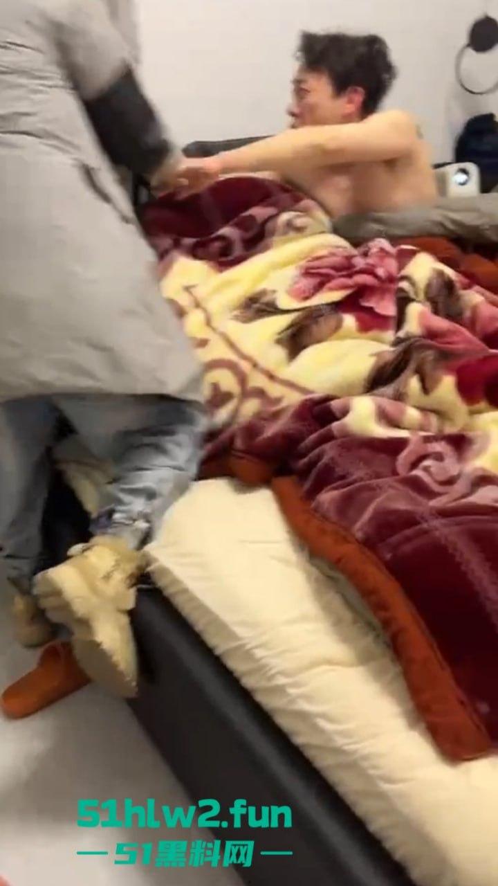 大年初七抓骚鸡，重庆狗男女年假抓紧操逼原配带舅哥突然杀回捉奸在床，现场视频流出。-3