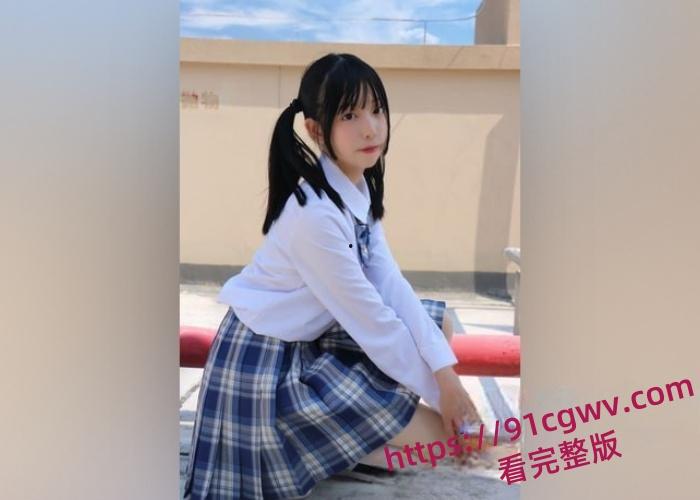 中秋兄妹乱伦，爸妈睡着溜进妹妹卧室 穿JK制服狂舔嫩穴 跳蛋狂震阴蒂不敢出声 偷偷爆操妹妹也太刺激了吧-2