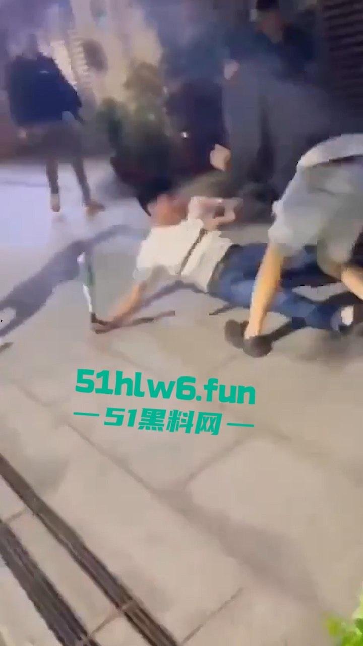 四川成都街头一男子遭多人围攻被砍数刀，血腥仇杀场面比电影还精彩。-6