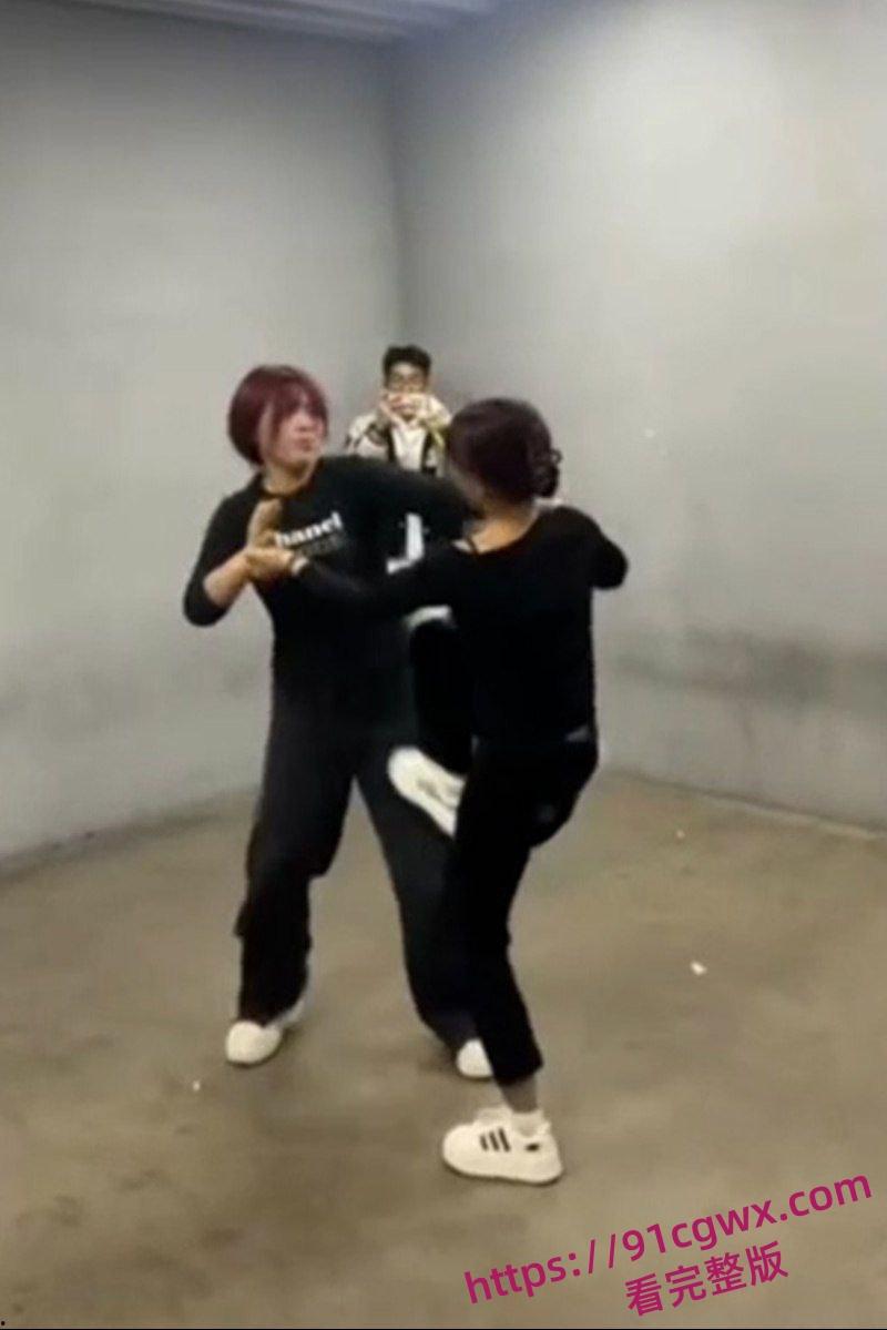 沈阳地下停车场 俩精神小妹约架互殴！头发一拽拳头砸脸 女孩打架比爷们还狠！-2
