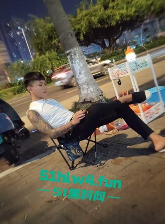 海南纹身精神小伙【侯小黑】只因多看别人女友一眼，就被人当场捅死下辈子记得眼睛别乱看了。-3