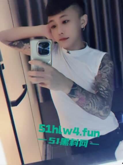 海南纹身精神小伙【侯小黑】只因多看别人女友一眼，就被人当场捅死下辈子记得眼睛别乱看了。-11