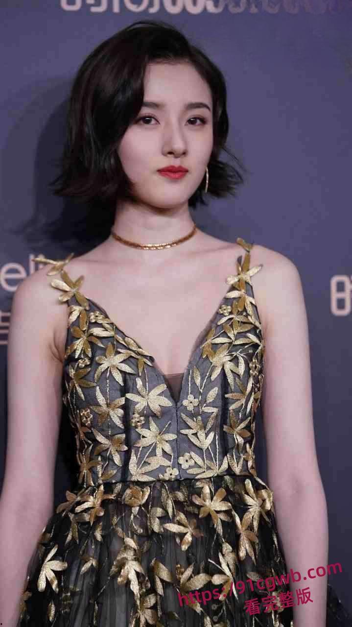 宋祖儿机场真空露脐装，小乳头活蹦乱跳，被狗仔发现了还想遮掩。附带一比一AI视频！-3