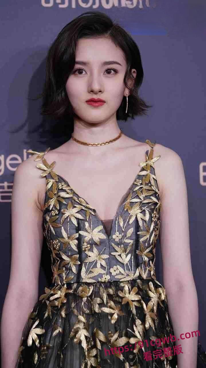 宋祖儿机场真空露脐装，小乳头活蹦乱跳，被狗仔发现了还想遮掩。附带一比一AI视频！-13