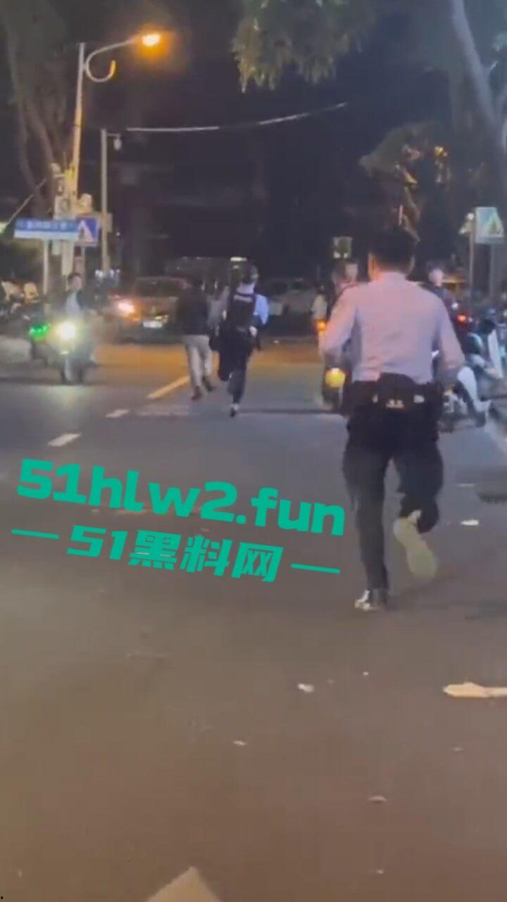 海南三亚金鸡岭，富天乐酒店门口民警和歹徒搏斗全过程，男子强奸未遂被巡逻民警发现并逮捕。-4