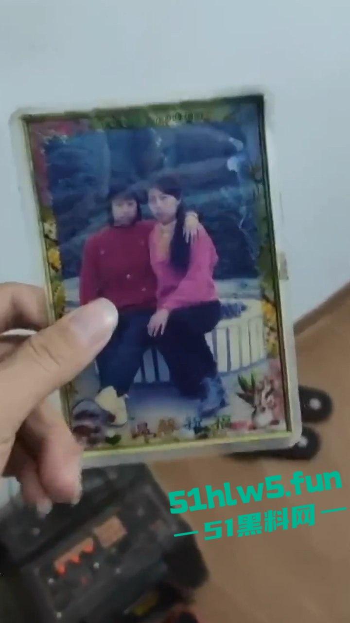 乱伦系列之丈母娘，变态女婿乱伦丈母娘趁老婆上班扒光岳母，扛腿抽插激情爆操，操的丈母娘不停浪叫。-12