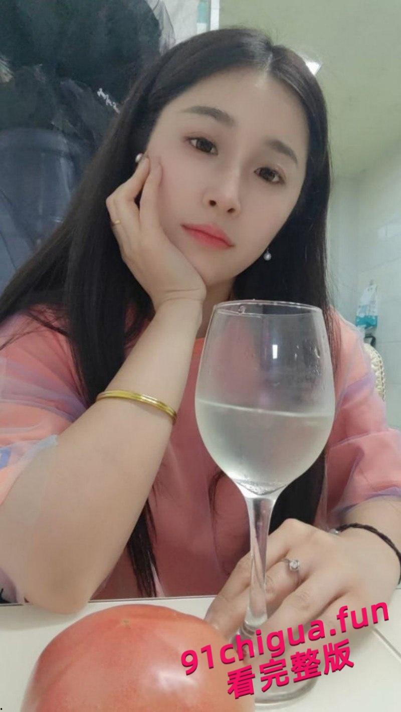 黑龙江伊春36岁化学老师【王玉萍】性欲奇强母狗，出轨老公同事酒店约炮被操出一身汗！-4