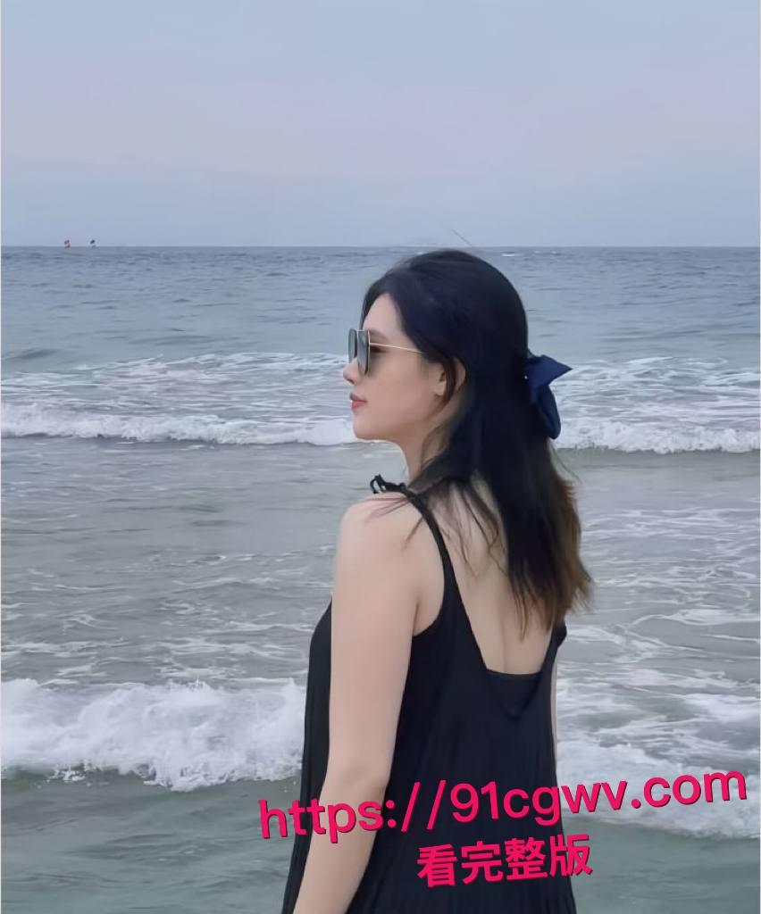 高颜值女神学生为金主深喉口爆，黑丝开裆腿大开大屌直冲嫩穴爆操，淫叫浪翻天！-7