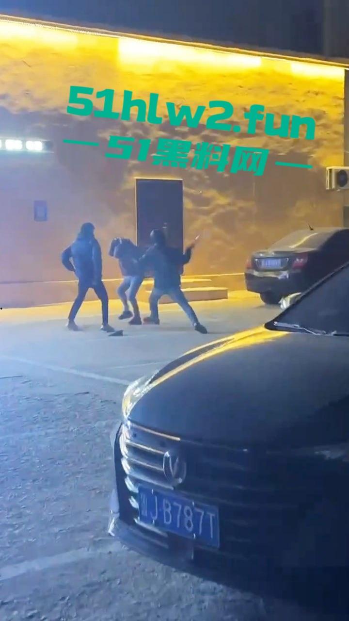 山东泰安街头斗殴一群混社会的网吧少年，在网吧门口堵学生因其女友被抢，叫人持械当街殴打。-1