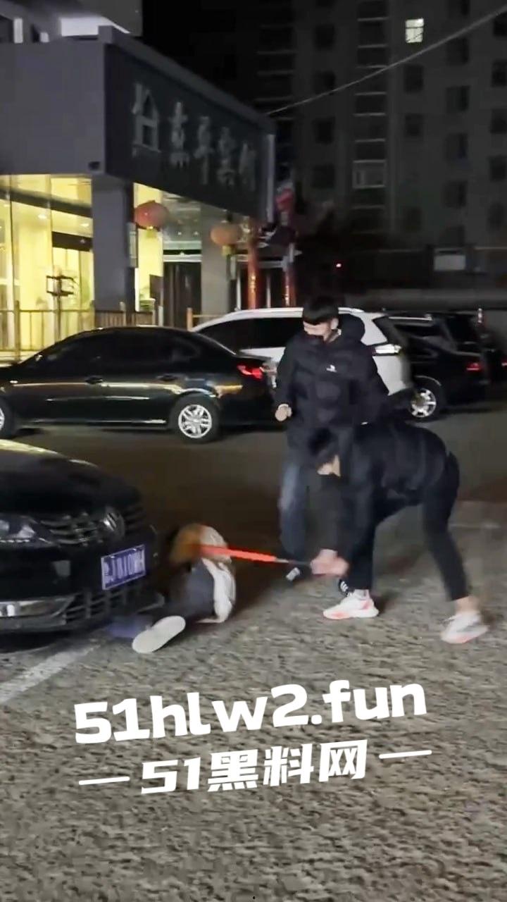 山东泰安街头斗殴一群混社会的网吧少年，在网吧门口堵学生因其女友被抢，叫人持械当街殴打。-6