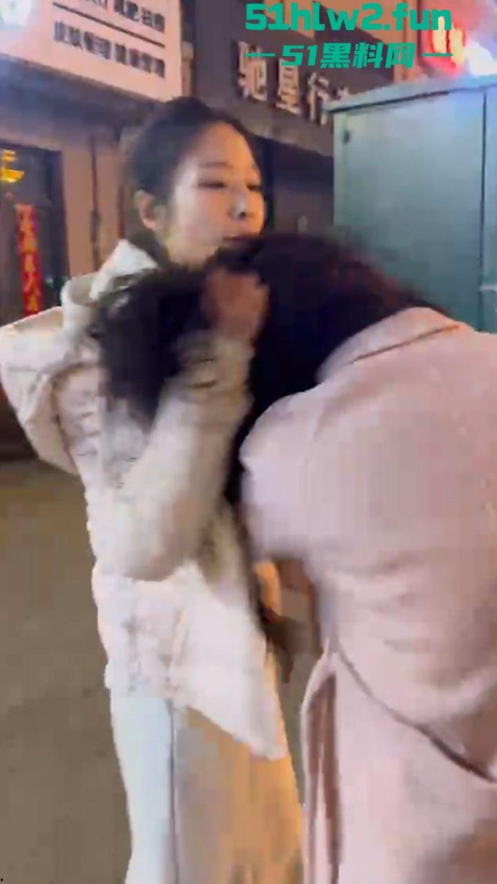 河南嘴硬小三频繁发微信勾引有妇之夫诉说骚逼的孤苦，原配怼拍暴打后发抖音曝光。-1