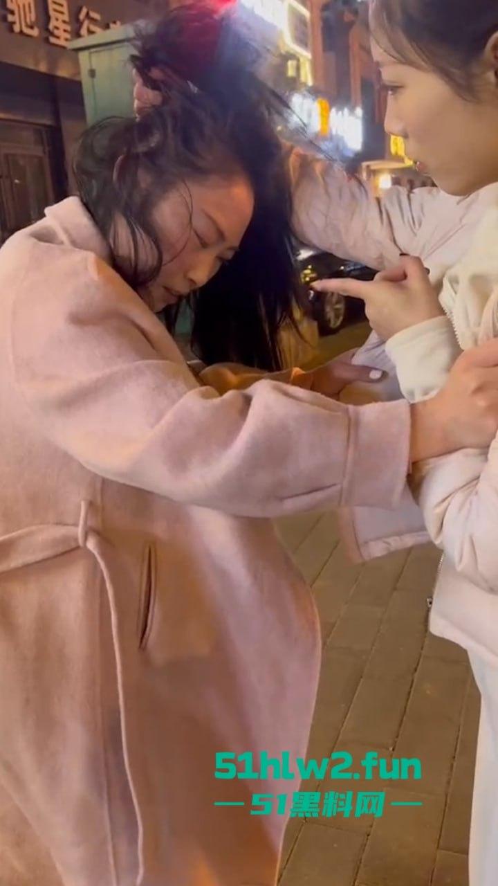 河南嘴硬小三频繁发微信勾引有妇之夫诉说骚逼的孤苦，原配怼拍暴打后发抖音曝光。-6