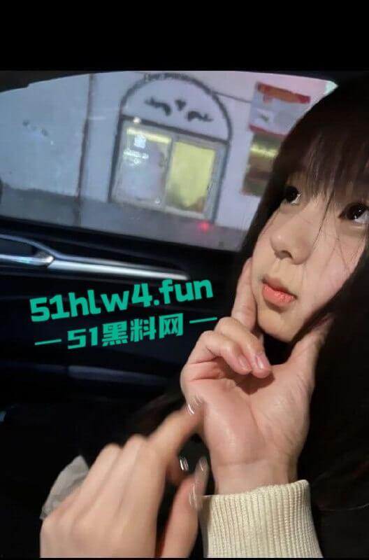 衡阳师范大学【高燕燕】极品身材颜值萝莉，平时超甜美的可爱嫩妹被篮球队长拿下，到了床上秒变母狗。-3