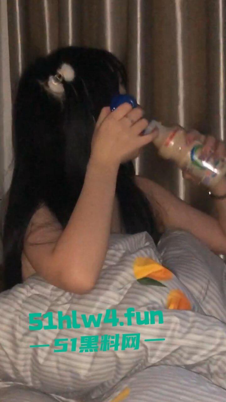 衡阳师范大学【高燕燕】极品身材颜值萝莉，平时超甜美的可爱嫩妹被篮球队长拿下，到了床上秒变母狗。-5