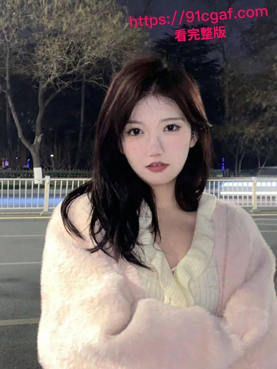 上海外国语大学反差婊 刘圆圆 被金主包养调教视频流出 黑丝开裆裤后入猛捅 被操到浪叫连连！-1