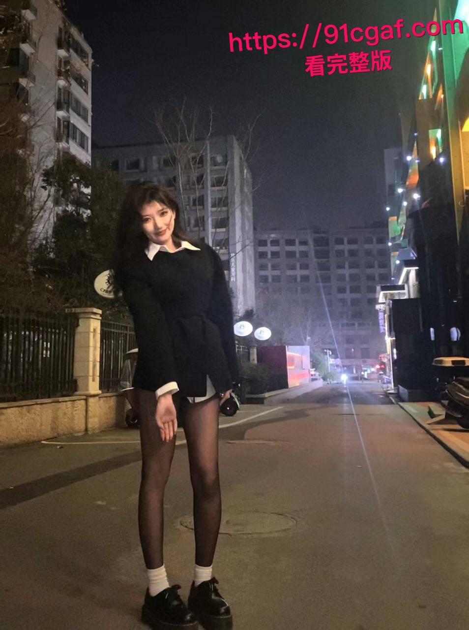 上海外国语大学反差婊 刘圆圆 被金主包养调教视频流出 黑丝开裆裤后入猛捅 被操到浪叫连连！-5