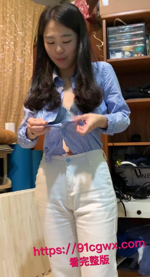 网友曝光反差婊前女友谢可萱换衣翘臀照与口交做爱视频：眼镜妹露脸舔大鸡巴拉丝骚穴猛干，细腰肥臀母狗本性骚爆口技看得鸡巴直硬！-5