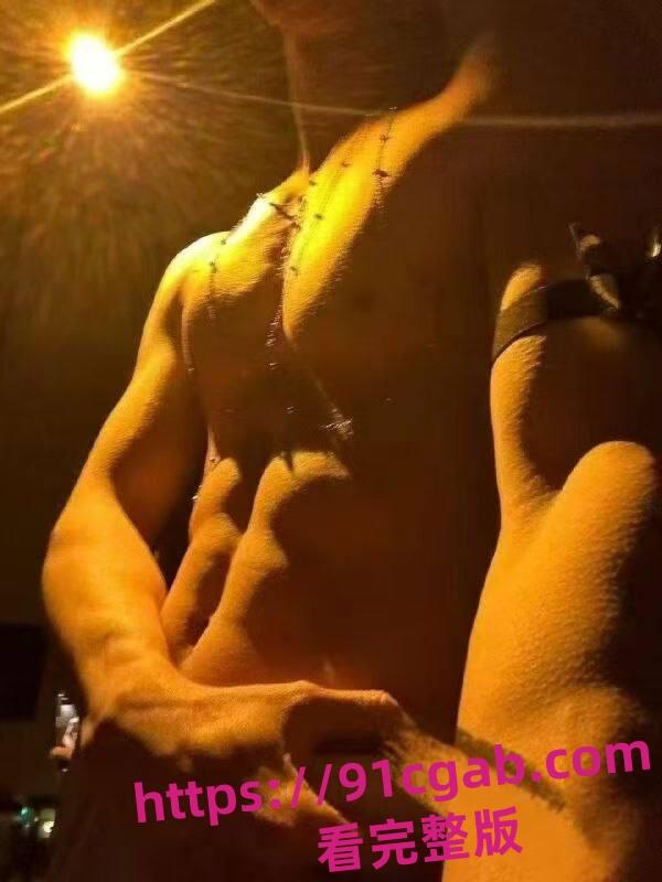 约炮肌肉男大翻车！网恋奔现货不对板，聊天记录曝光，笑翻全网！-1