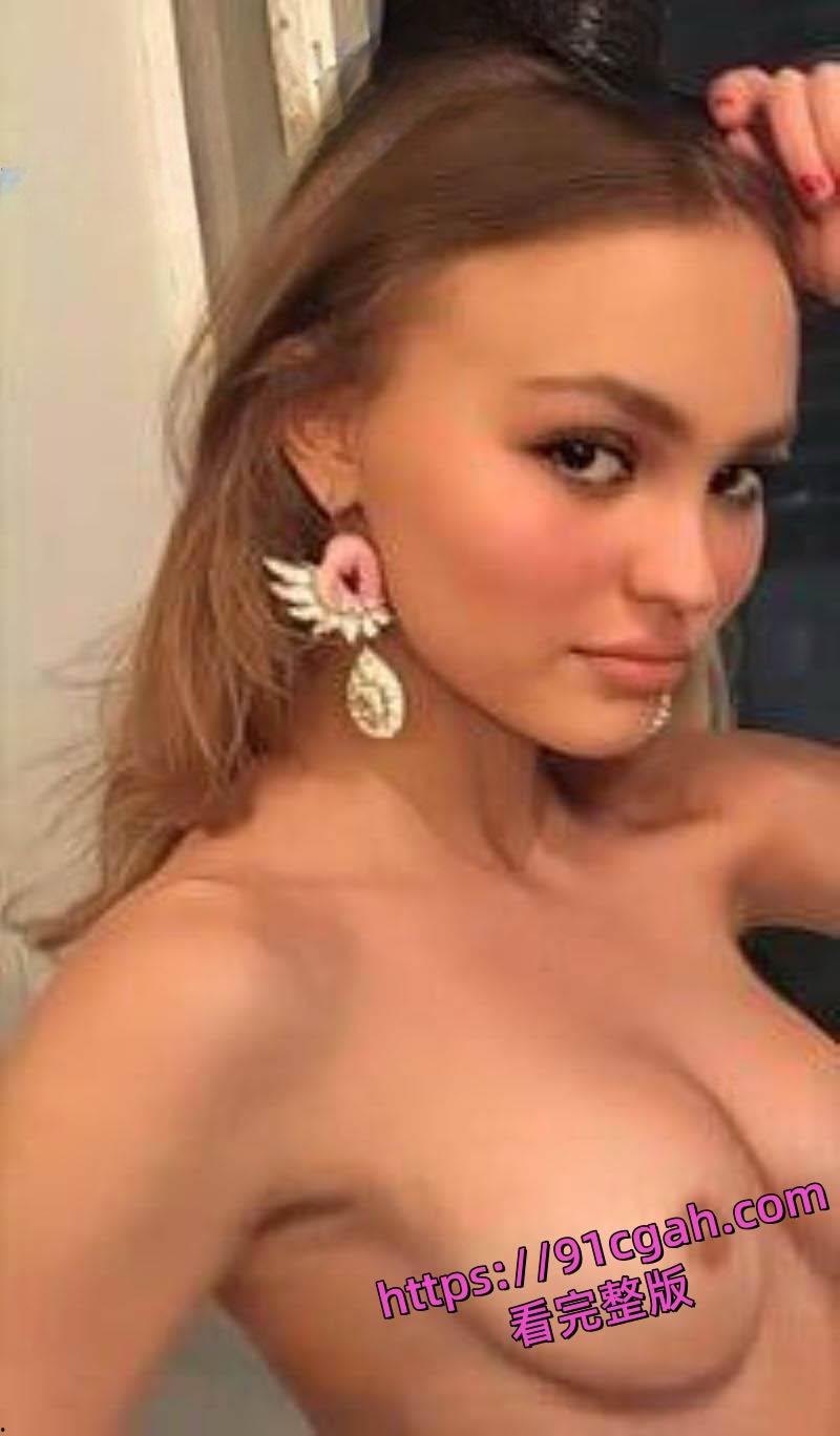 好莱坞巨星强尼女儿 莉莉萝丝 裸拍曝光 酥胸嫩鲍散发致命诱惑 反差魅力让人血脉喷张！-6