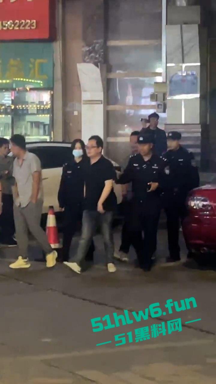 广州城市派对突击扫黄带走一群骚逼老鸨和嫖客，夜店公主排队上车心酸又好笑。-1