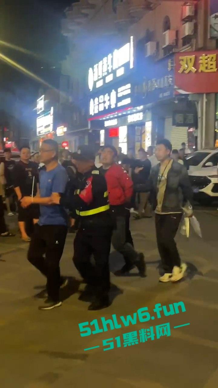 广州城市派对突击扫黄带走一群骚逼老鸨和嫖客，夜店公主排队上车心酸又好笑。-5