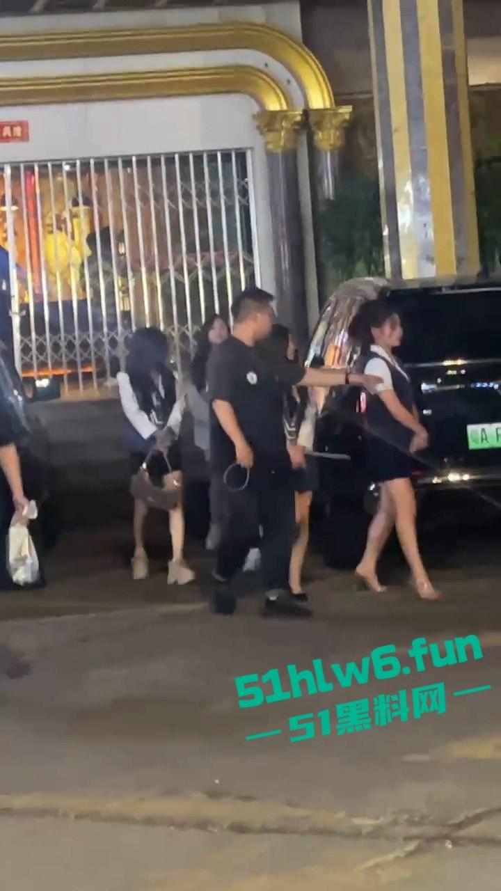 广州城市派对突击扫黄带走一群骚逼老鸨和嫖客，夜店公主排队上车心酸又好笑。-7