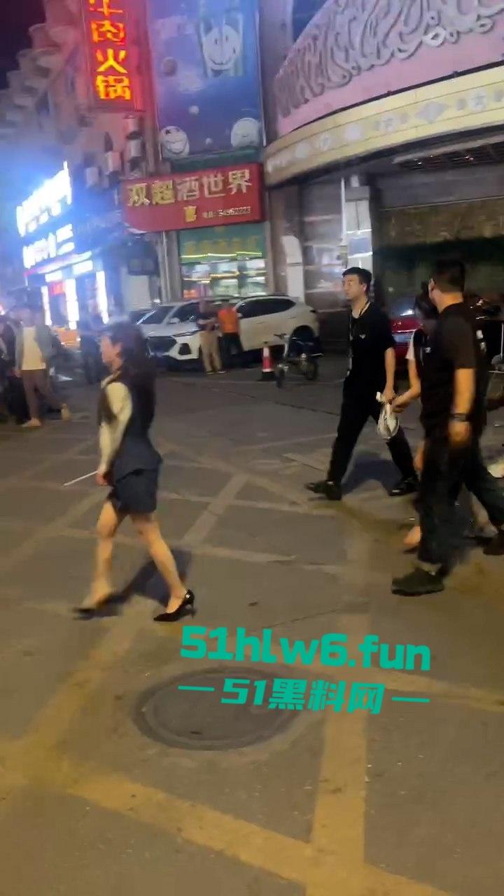 广州城市派对突击扫黄带走一群骚逼老鸨和嫖客，夜店公主排队上车心酸又好笑。-8